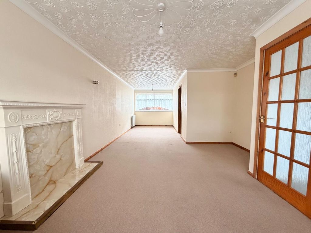 Property photo 3 of 15 Lounge