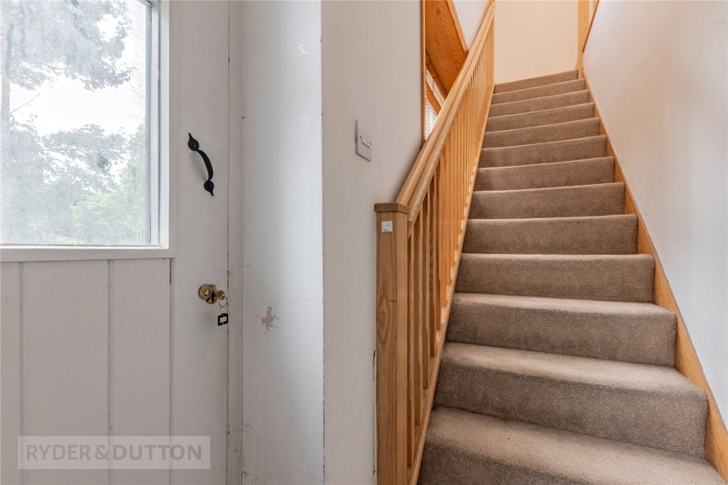 Property photo 2 of 20 Entrance Hall