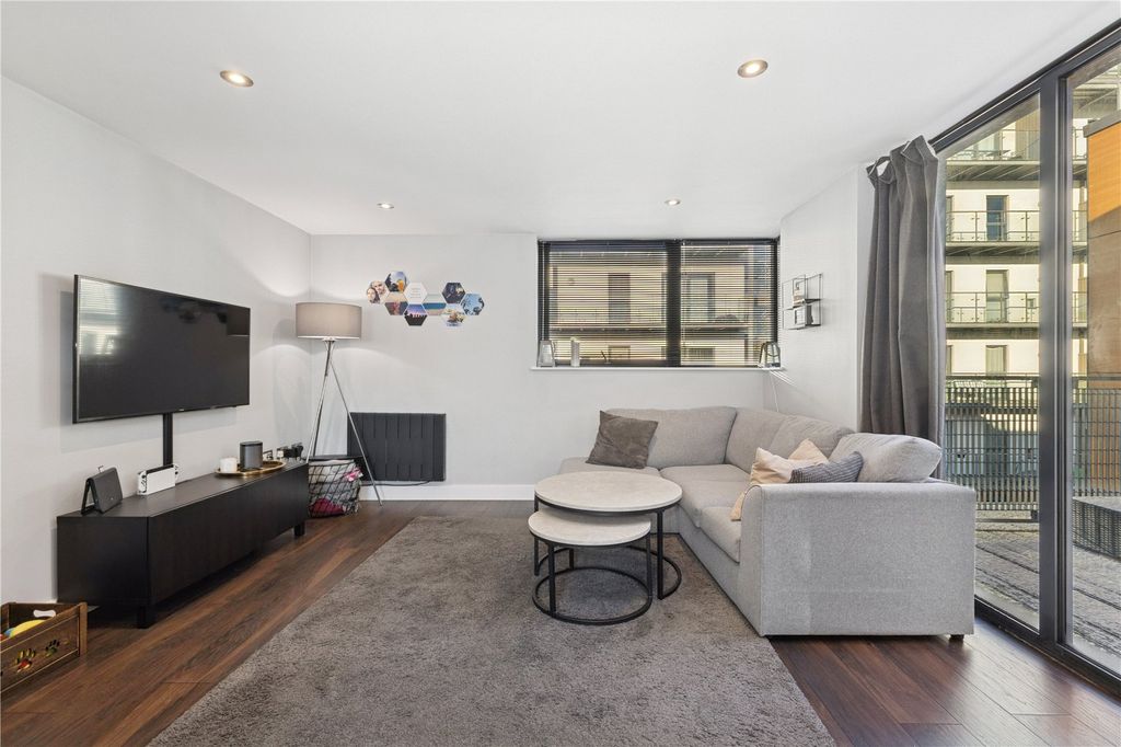 Property photo 1 of 10 Lounge