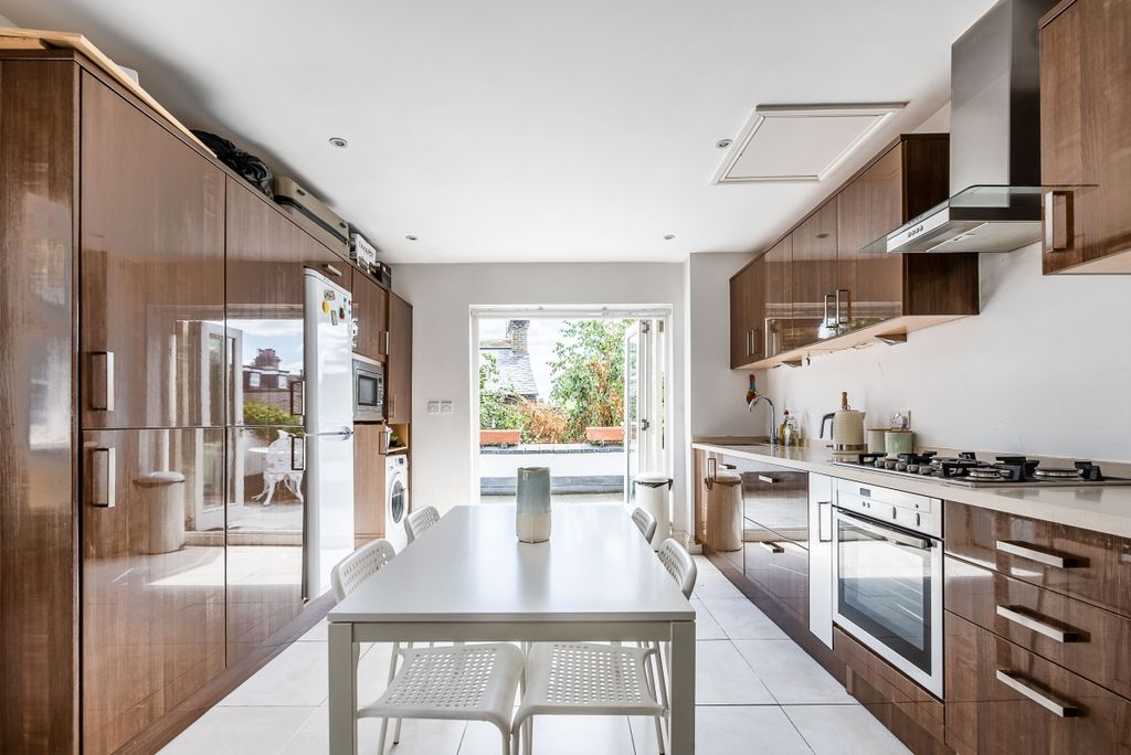 Property photo 2 of 11 Kitchen