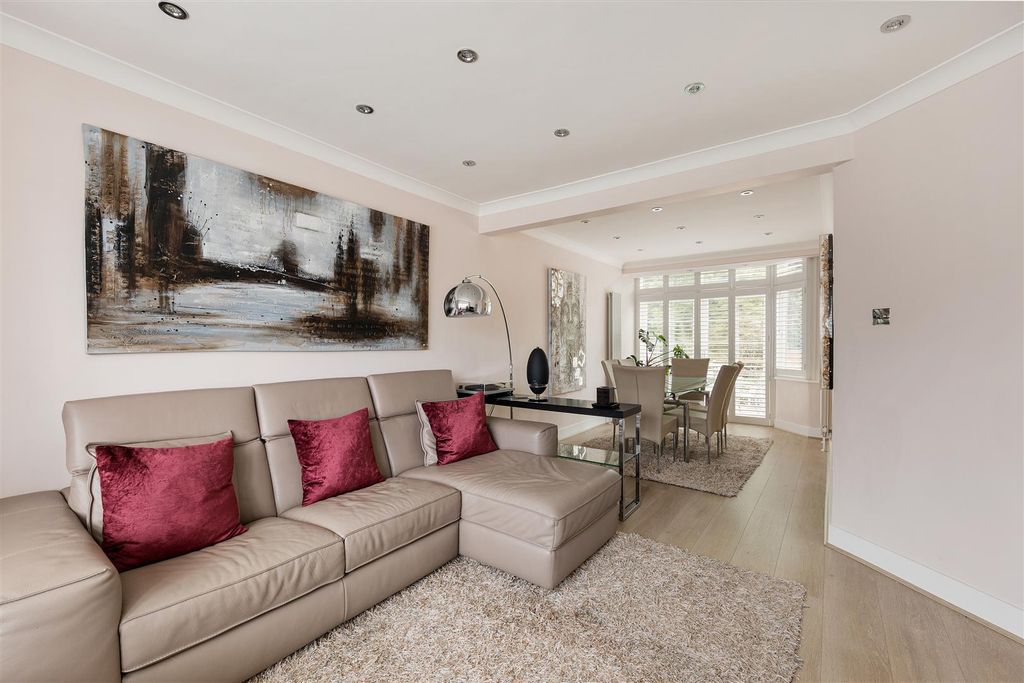 Property photo 3 of 44 Brackley Square, Ig8