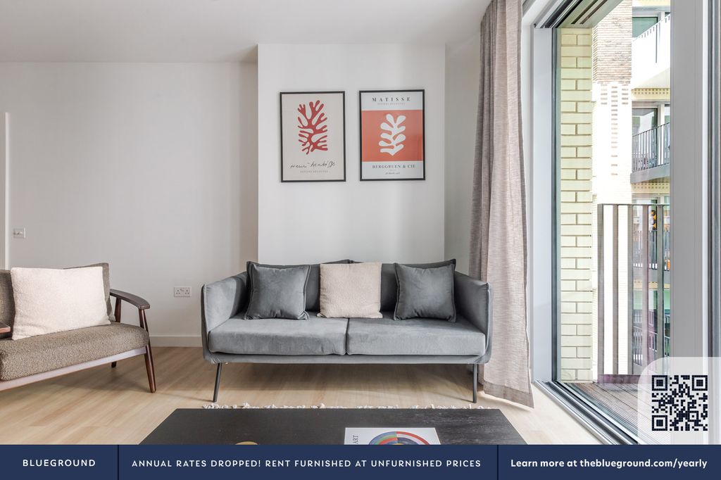 Property photo 3 of 31 Living Room