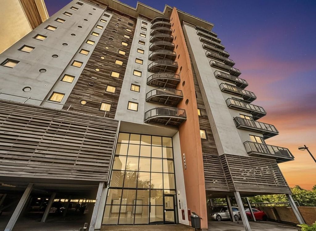 Property photo 1 of 22 Roma, Victoria Wharf