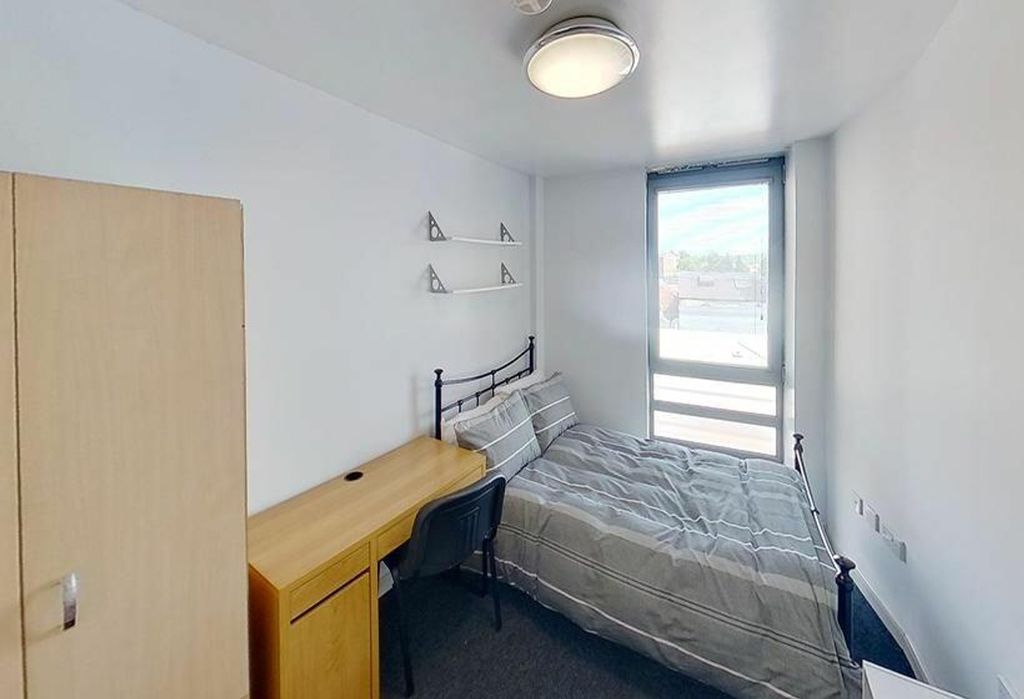 Property photo 2 of 4 Bright And Inviting Double Bedroom Featuring A Com...