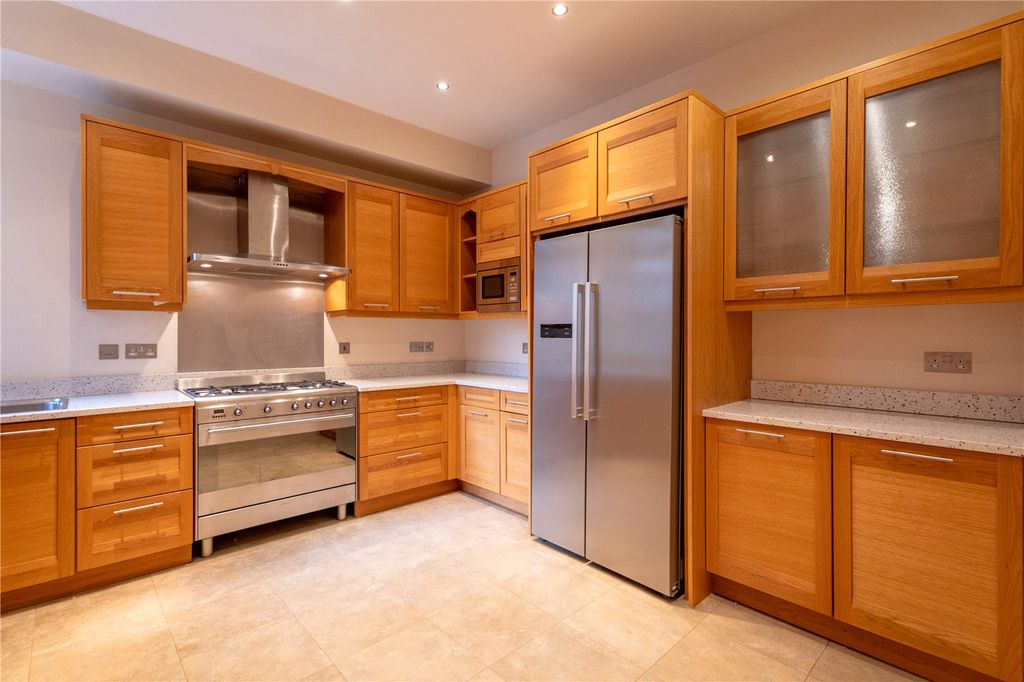 Property photo 3 of 11 Kitchen