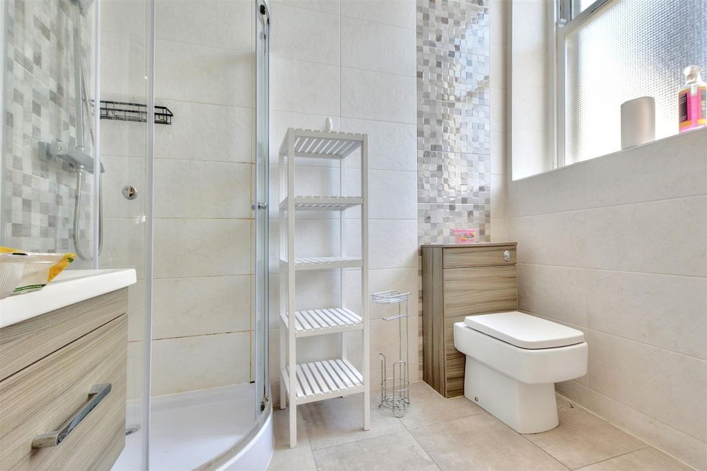 Property photo 3 of 10 5. Ensuite 1.Jpg