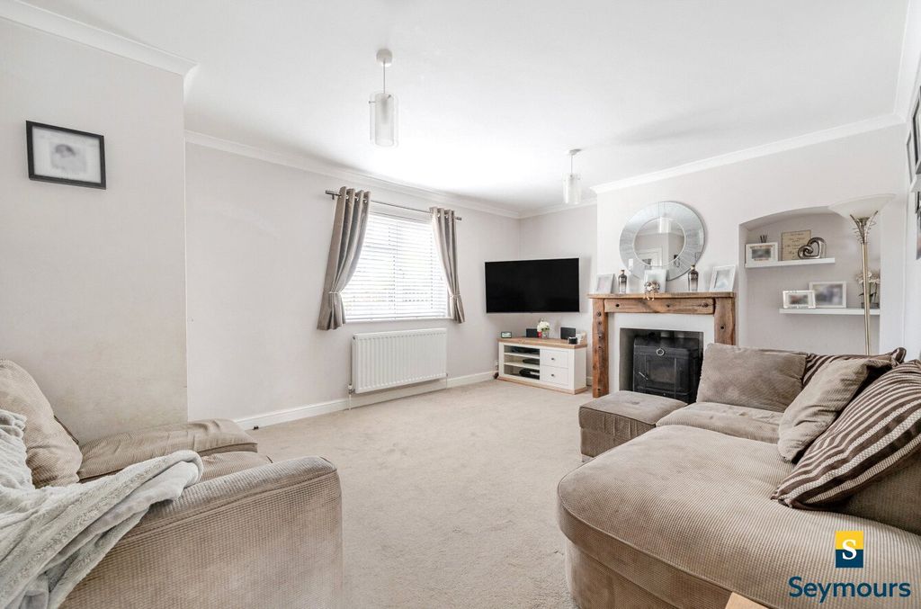 Property photo 2 of 22 Living Room