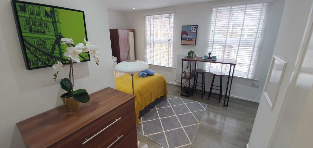 Property photo 1 of 6 Bedroom