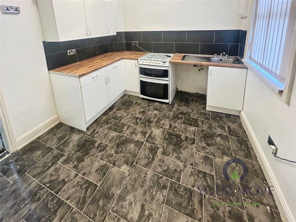 Property photo 3 of 8 Kitchen