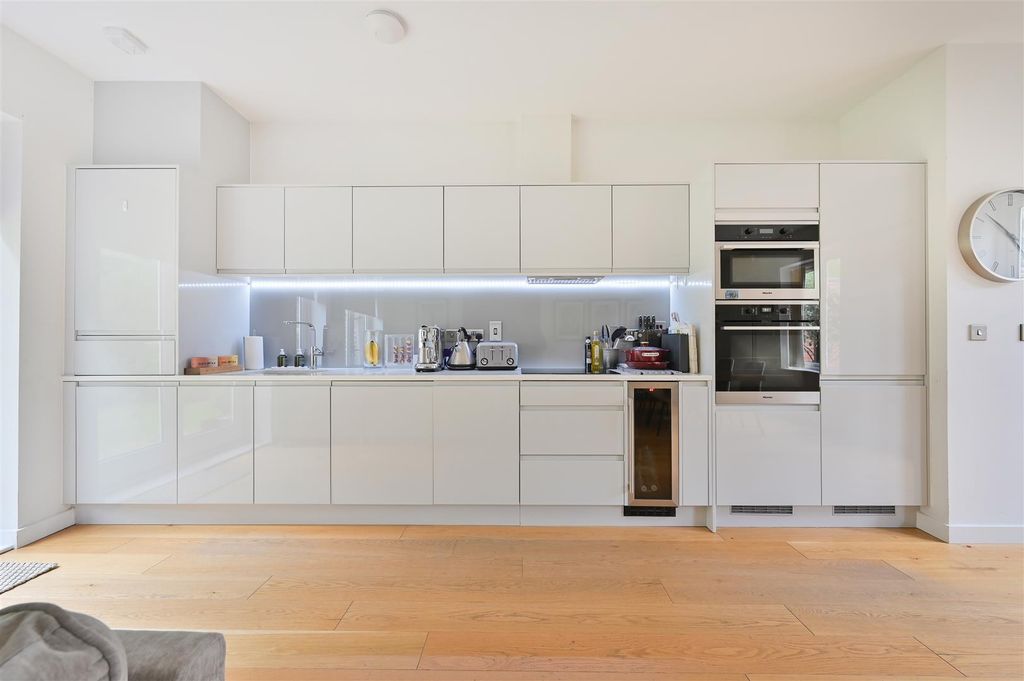 Property photo 2 of 12 13 Gibbs Close-16.Jpg