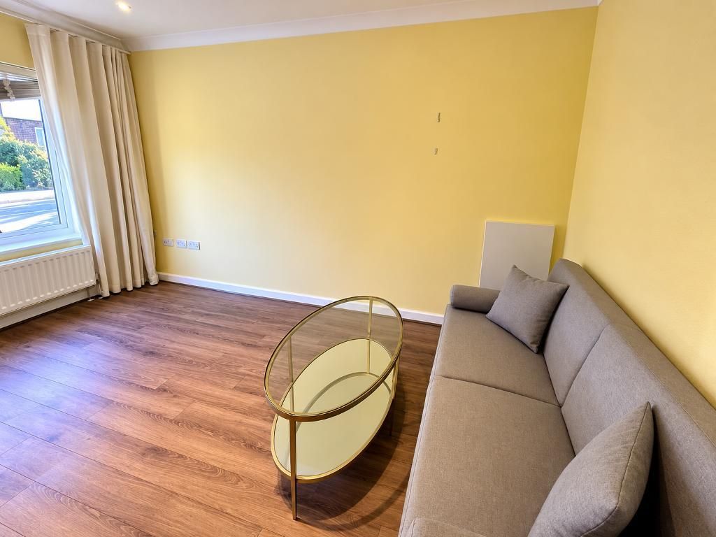 Property photo 3 of 19 Lounge