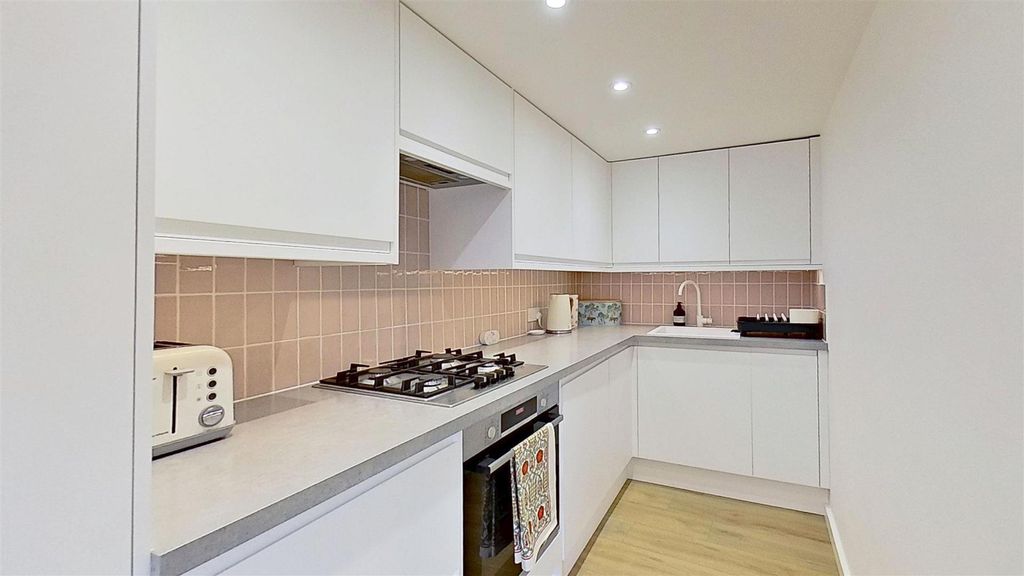 Property photo 3 of 16 Earlsfield-Road-Earlsfield-Sw18-04082025_183650.Jp