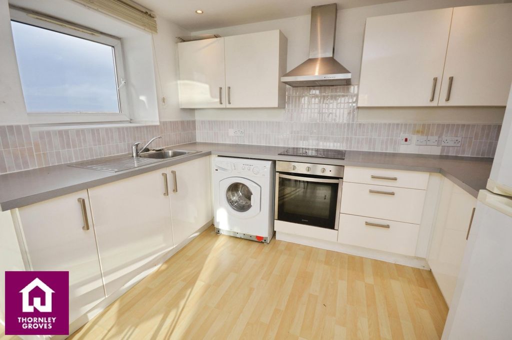 Property photo 3 of 8 Kitchen