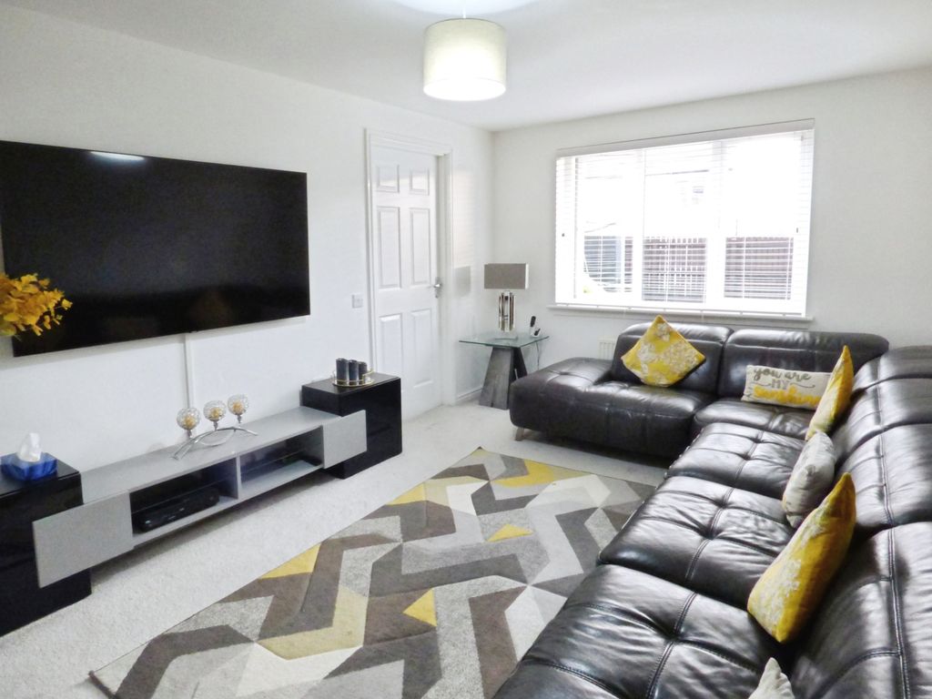 Property photo 3 of 25 Lounge