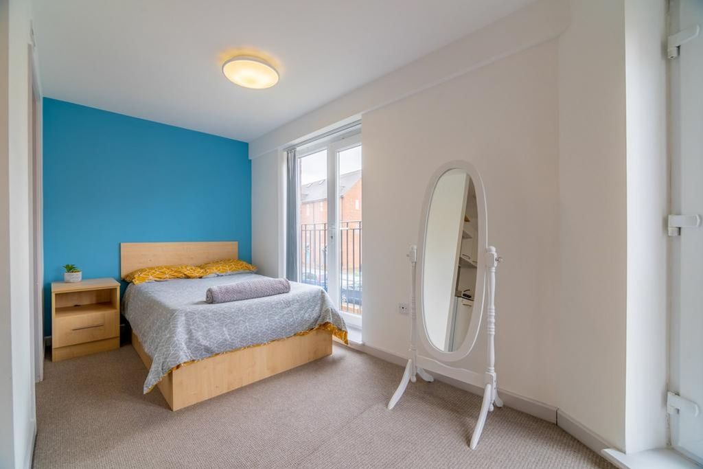 Property photo 1 of 6 A Bright And Inviting Double Bedroom Featuring A S...