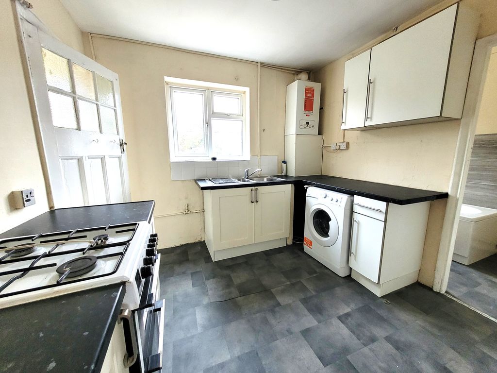 Property photo 2 of 8 Bathroom