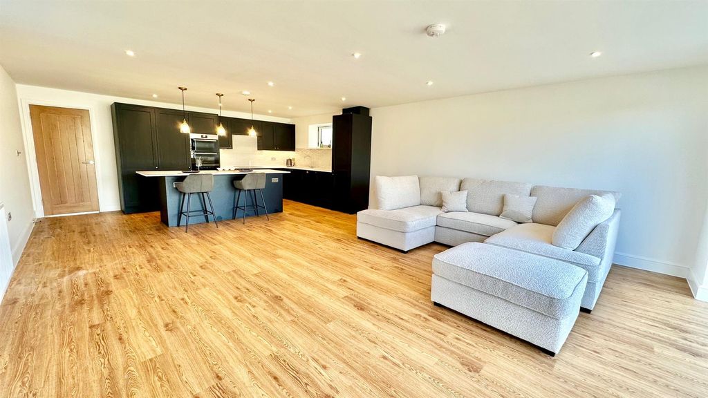 Property photo 3 of 34