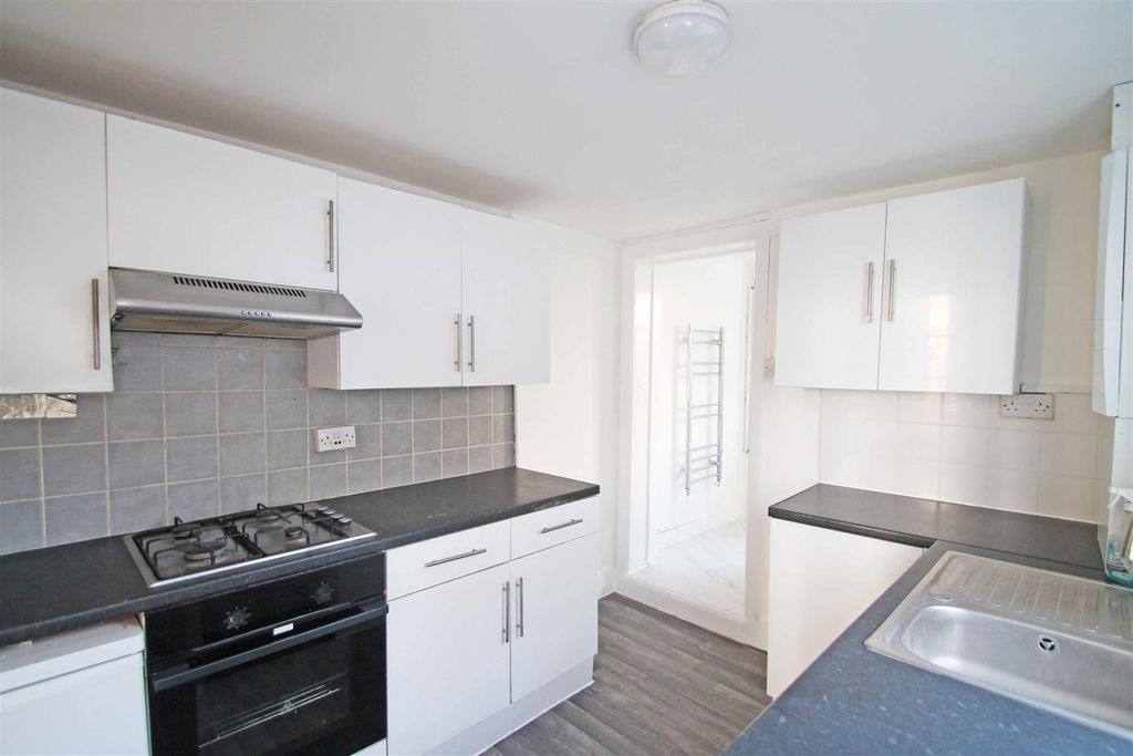 Property photo 3 of 10 Kitchen