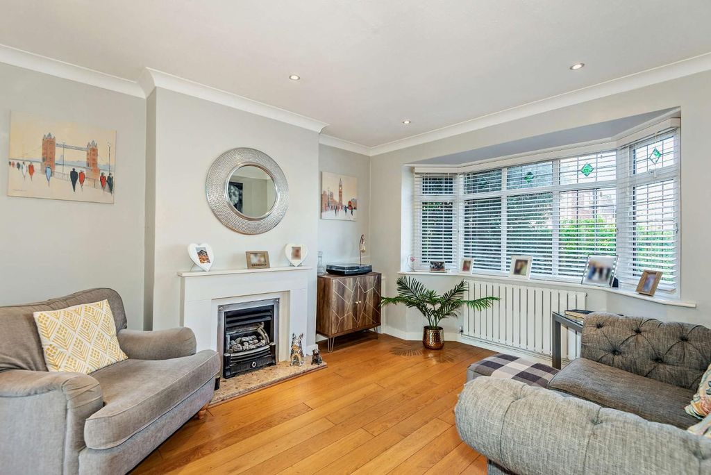 Property photo 3 of 23 8688551-Interior09-800.Jpg