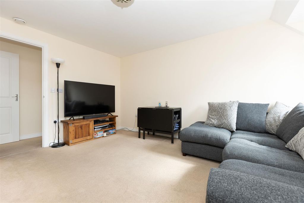 Property photo 3 of 11 Lounge