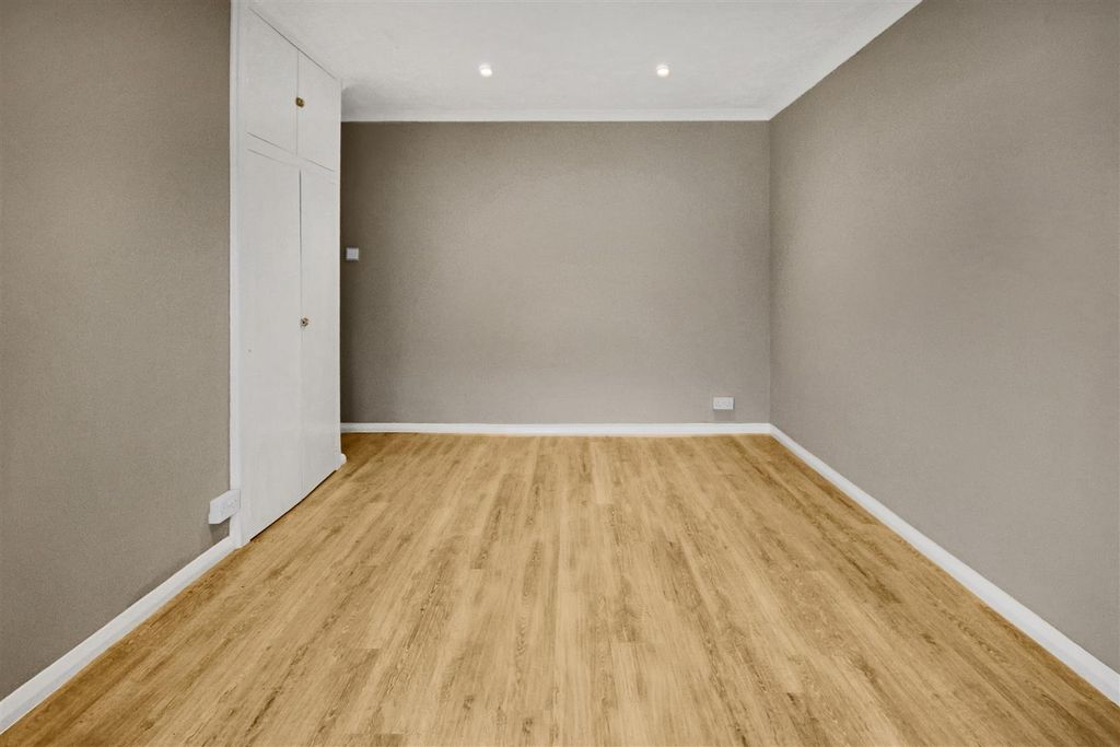 Property photo 3 of 11 Lounge