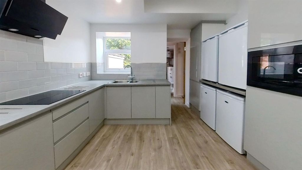 Property photo 2 of 11 47-Exeter-Road-Kitch