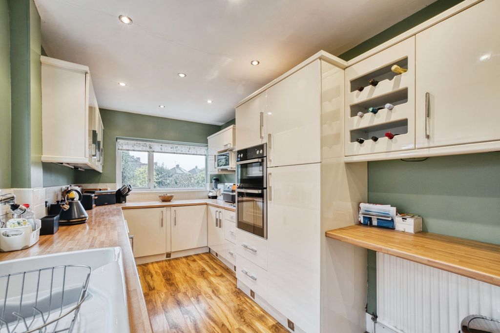 Property photo 3 of 18 Kitchen