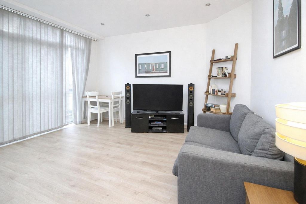 Property photo 2 of 6 Kitchen / Lounge