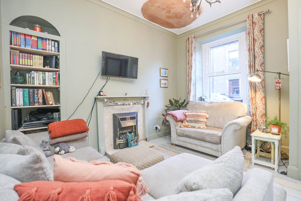 Property photo 3 of 14 Lounge