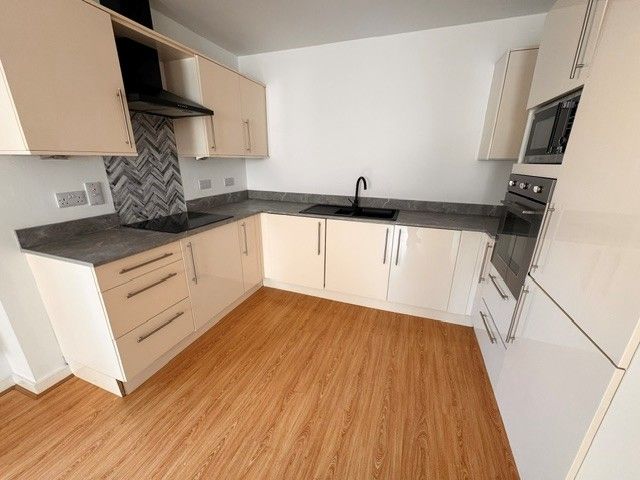 Property photo 3 of 8 Kitchen