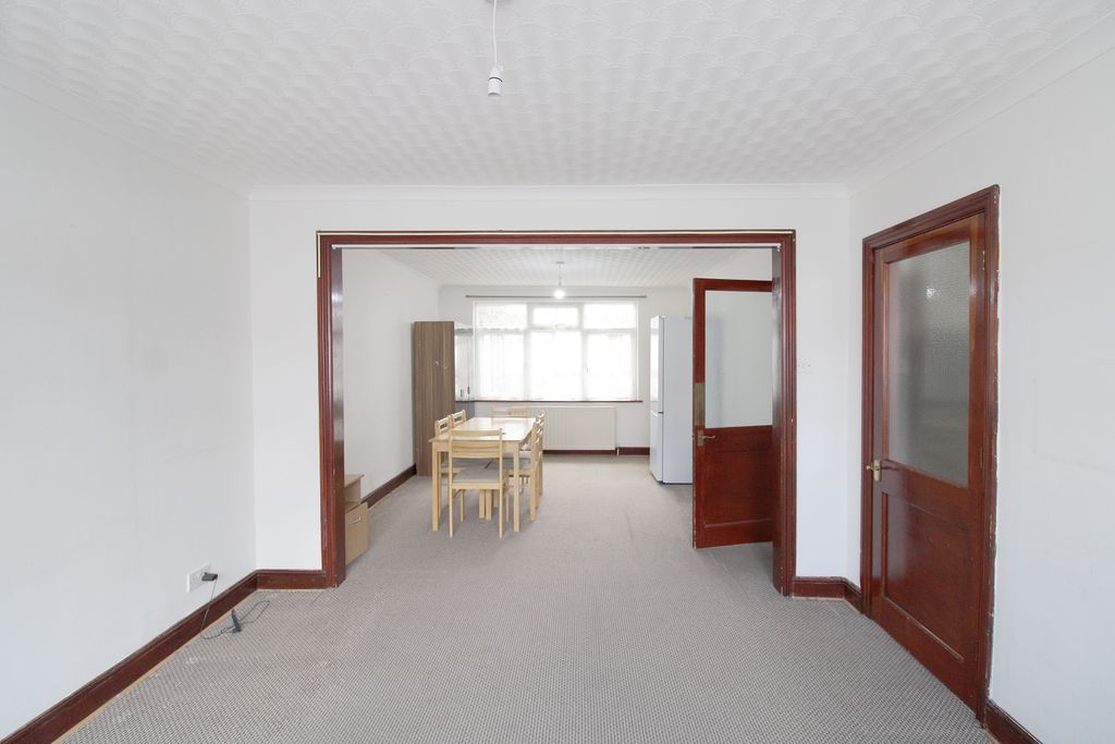 Property photo 1 of 9 Through Lounge