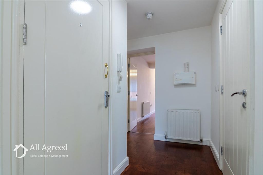 Property photo 2 of 8 Entrance Hall