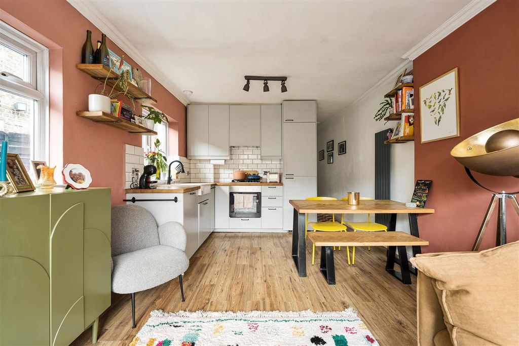 Property photo 3 of 30 Sixth Avenue, E12