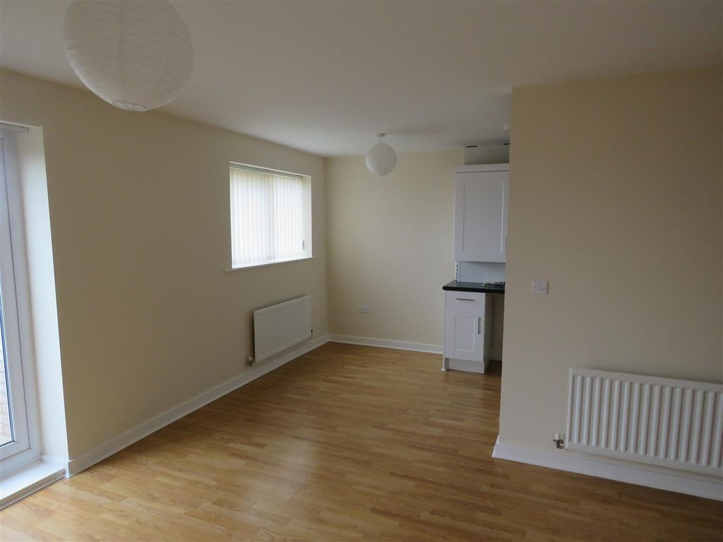 Property photo 3 of 12 Kenninghall View, 76