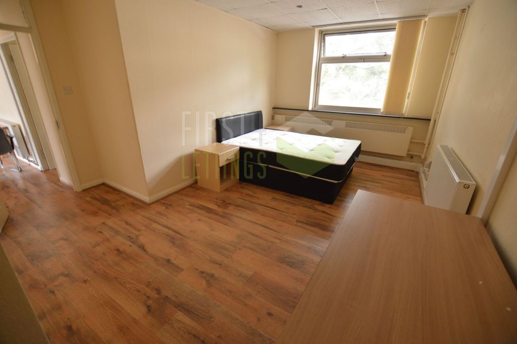 Property photo 2 of 9 Bedroom