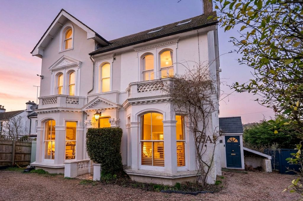 Property photo 1 of 42