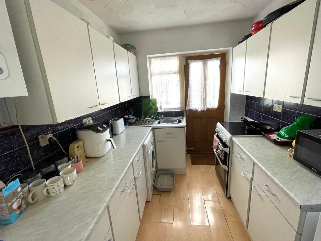 Property photo 3 of 8 3. Kitchen