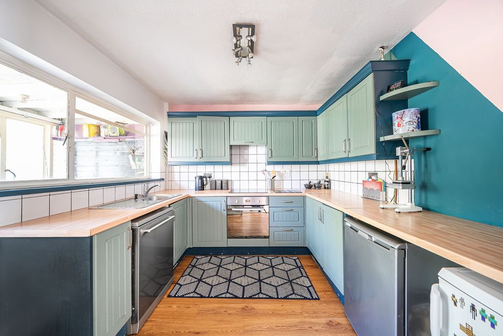 Property photo 3 of 12 Kitchen
