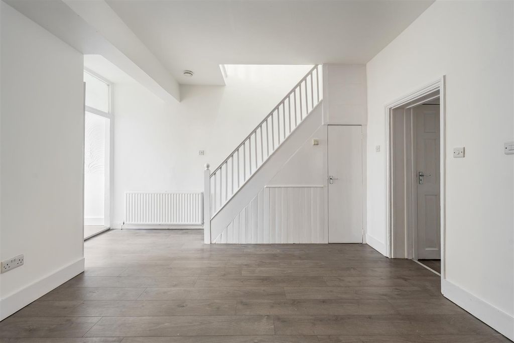 Property photo 2 of 24 Eric Road, E7