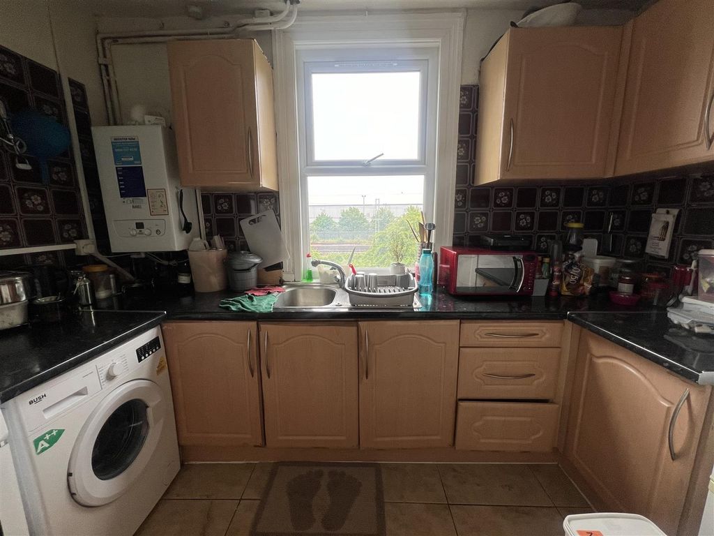 Property photo 3 of 8 Kitchen
