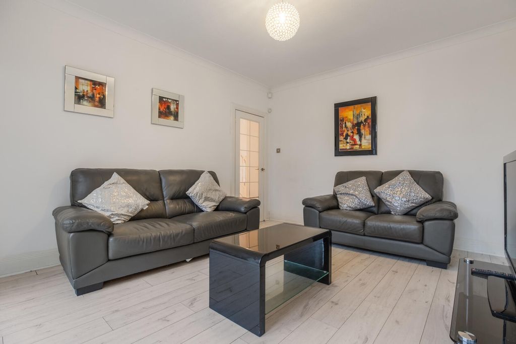 Property photo 3 of 33 Living Room