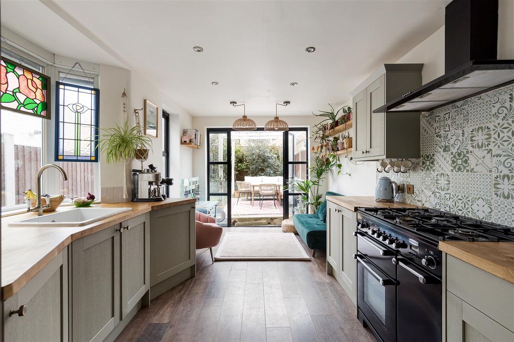 Property photo 3 of 23 Thorpe Road, E17