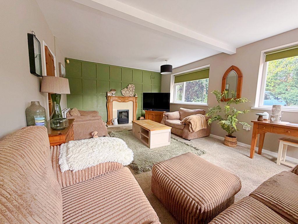 Property photo 2 of 18 Lounge