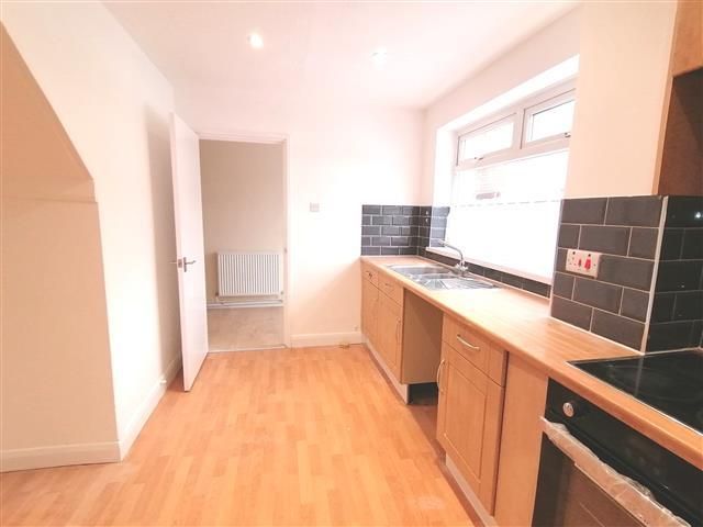 Property photo 3 of 10 Kitchen