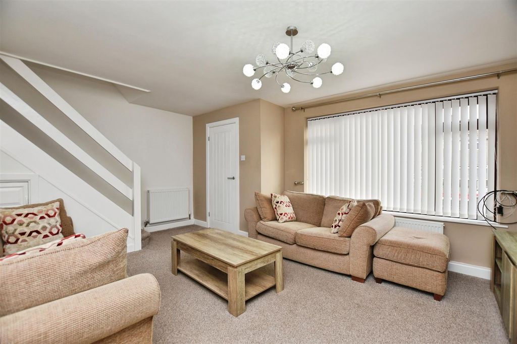 Property photo 3 of 17 Lounge