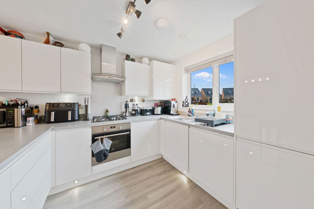 Property photo 3 of 23