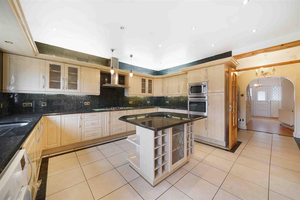 Property photo 3 of 14 Kitchen
