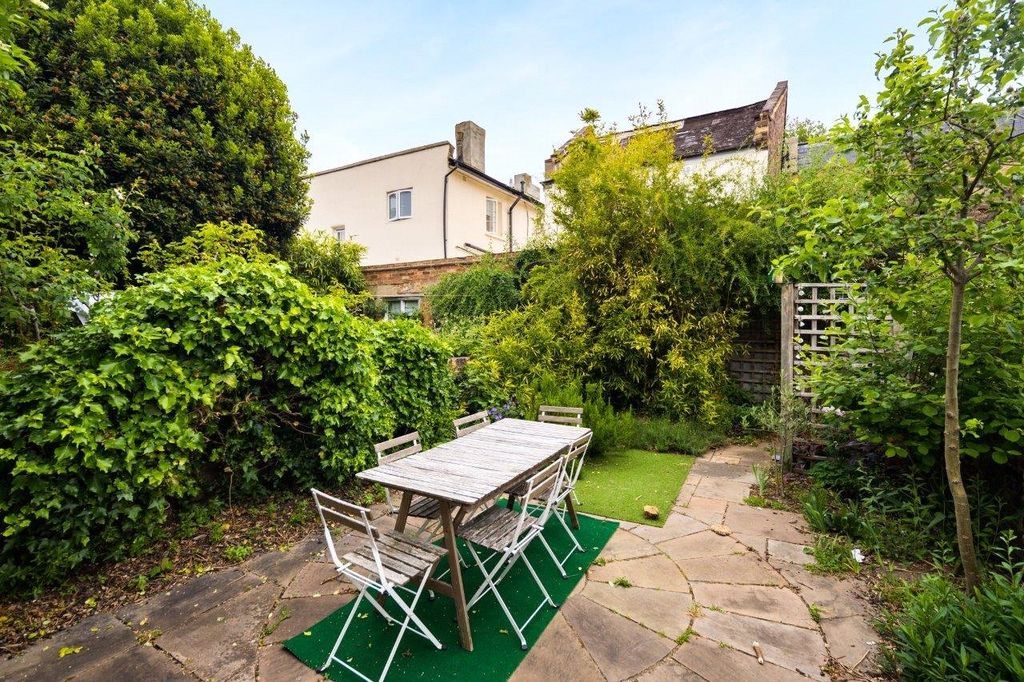 Property photo 2 of 18 Garden