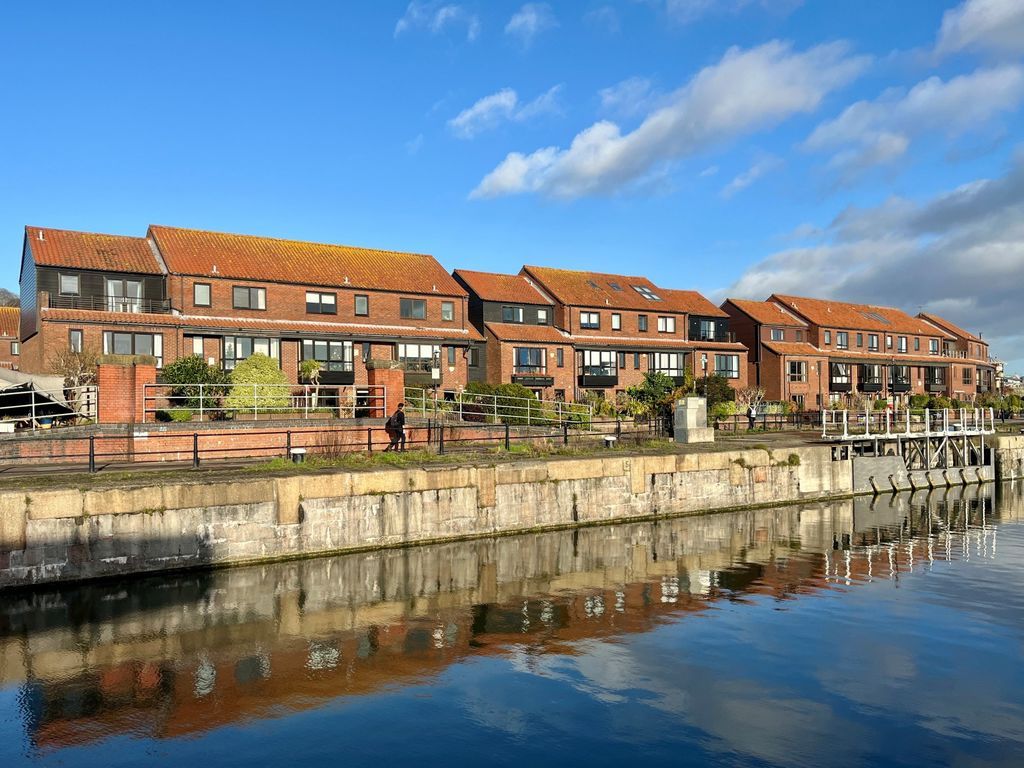 Property photo 1 of 21 External