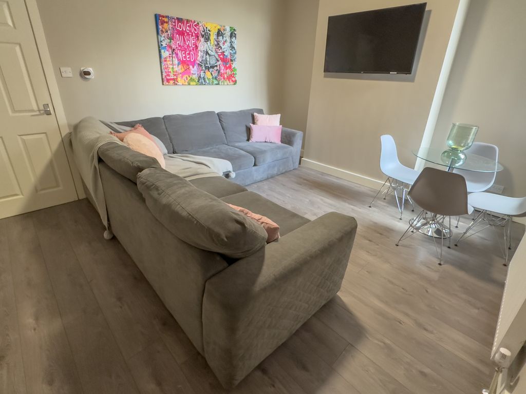 Property photo 3 of 12 13 Jubilee9